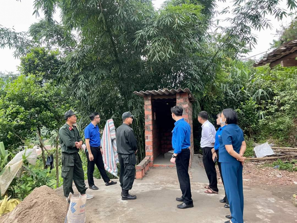 Bí thư Tỉnh Đoàn Hoàng Văn Hải kiểm tra tiến độ xây dựng nhà tiêu hợp vệ sinh tại xã Đồng Tâm, huyện Bình Liêu.