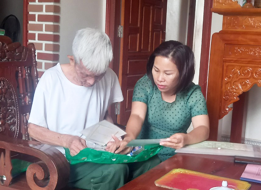 Ông Vũ Ngọc Mai, Đồn Trưởng Đồn biên phòng 209 - Pò Hèn đang lần tìm những bức ảnh kỷ vật một thời.