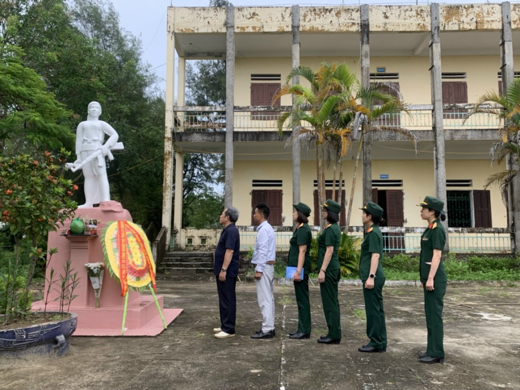 Đồng đội viếng thăm tại Tượng đài liệt sĩ Hoàng Thị Hồng Chiêm tại xã Bình Ngọc (TP Móng Cái).
