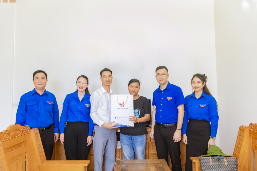 BTV Đoàn khối thăm tặng quà gia đình có hoàn cảnh khó khăn.