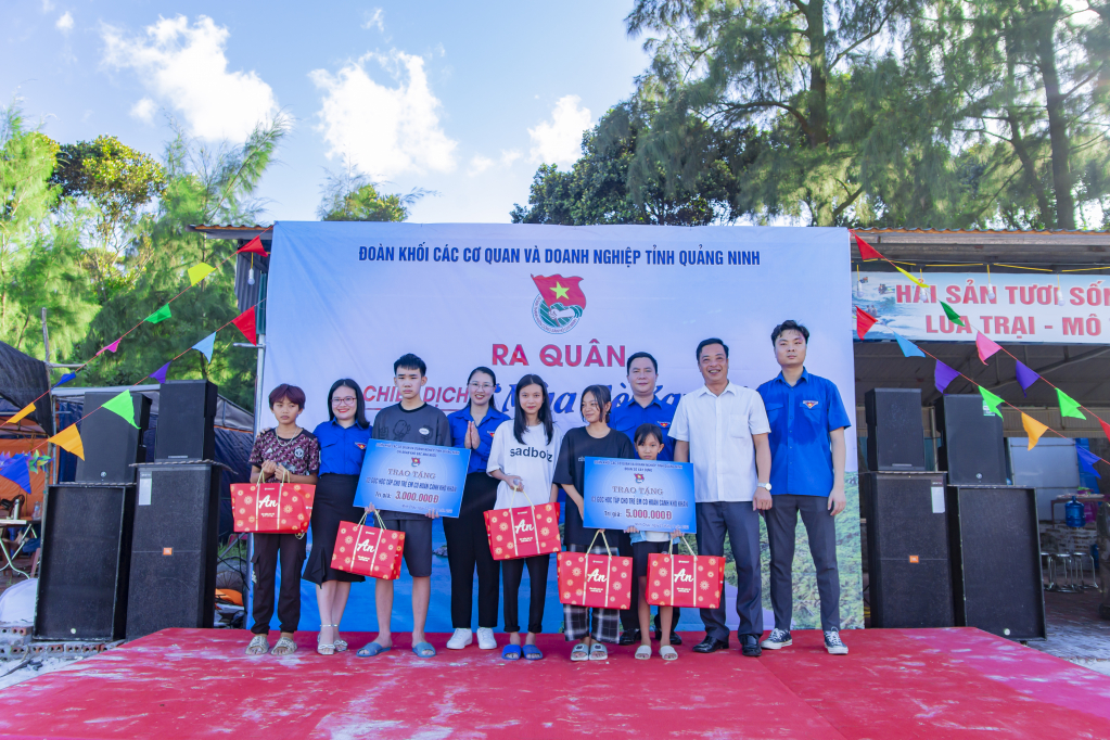 Đoàn Sở Xây dựng và Chi đoàn Kho Bạc tỉnh trao góc học tập cho 5 em học sinh có hoàn cảnh khó khăn.