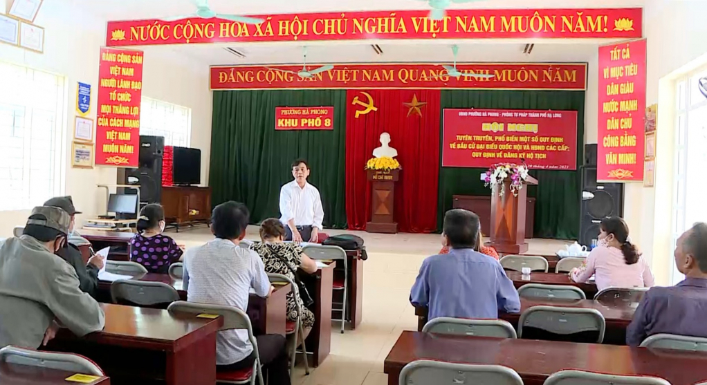 CCB Nguyễn Văn Bội chủ trì cuộc họp dân tại khu 8, phường Hà Phong (TP Hạ Long) để phổ biến tình hình kinh tế - xã hội cũng như chính sách của Đảng, Nhà nước đến bà con.