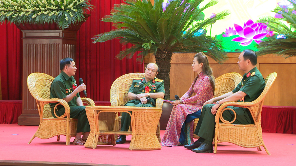 CCB Trần Đăng Tính (ngoài cùng, bên trái) chia sẻ kinh nghiệm vượt khó phát triển kinh tế tại hội nghị biểu dương người có công với cách mạng tiêu biểu và các tập thể, cá nhân có thành tích xuất sắc trong phong trào “Đền ơn đáp nghĩa” trên địa bàn tỉnh. Ngày 26/7/2022