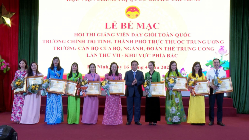 Gi ảng viên Tô Thị Thanh Lê (thứ 3 từ trái sang) được tặng danh hiệu giảng viên dạy giỏi xuất sắc.