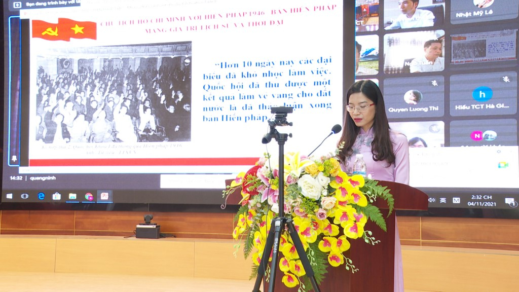 Giảng viên Tô Thị Thanh Lê trình bày tham luận tại Hội thảo “Hiến pháp năm 1946 - 75 năm giá trị lý luận và thực tiễn.