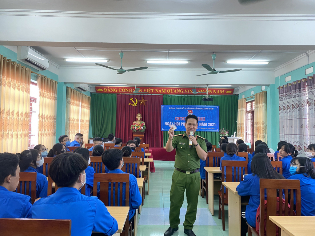 Đại úy Nguyễn Văn Hoàn trong buổi tuyên truyên cho ĐVTN trên địa bàn tỉnh về tác hại của các loại ma túy