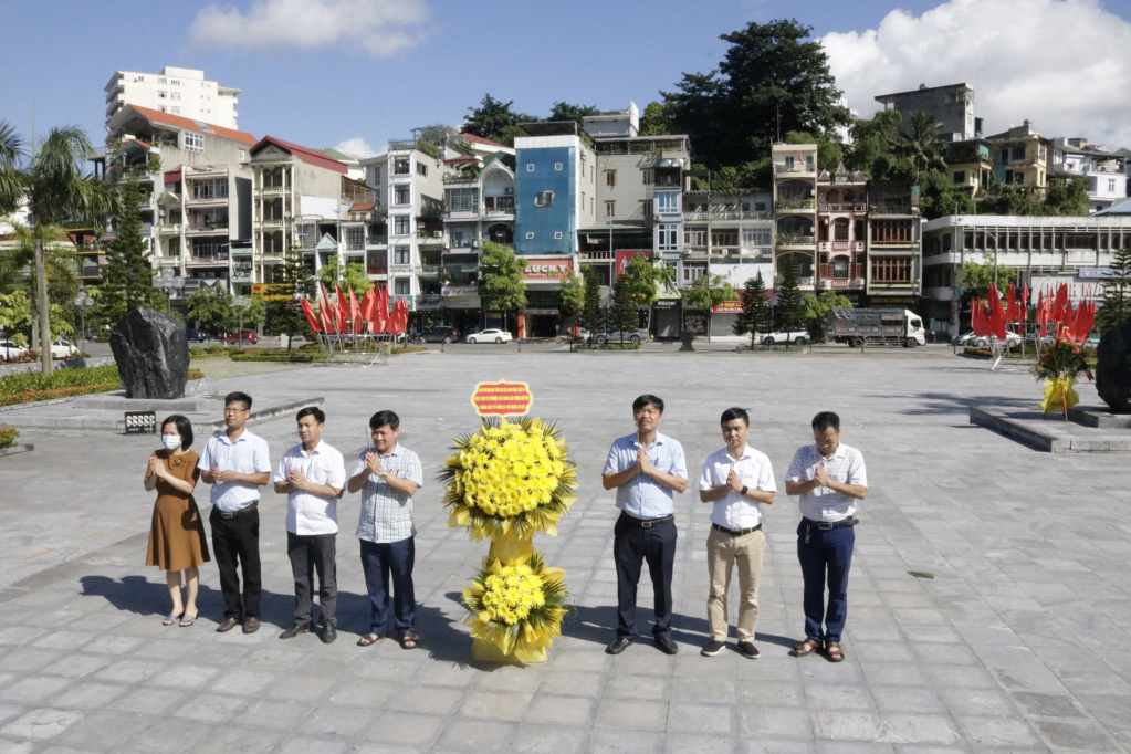 Đ/c Ngô Sinh Nghĩa dâng hương tại đài tưởng niệm thành phố và đài tưởng niệm anh hùng LLVT Vũ Văn Hiếu