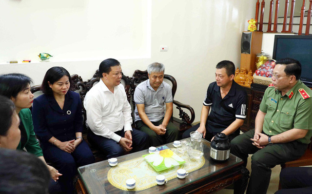 UBND TP Hà Nội truy tặng Bằng khen đối với 3 chiến sĩ hy sinh khi chữa cháy cứu người - Ảnh 1. UBND TP Hà Nội truy tặng Bằng khen đối với 3 chiến sĩ hy sinh khi chữa cháy cứu người - Ảnh 1.
