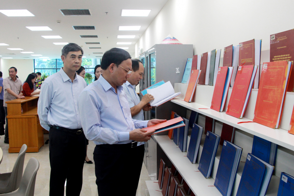 Đồng chí Bí thư Tỉnh ủy cùng đoàn công tác tham quan tại Thư viện nhà trường.
