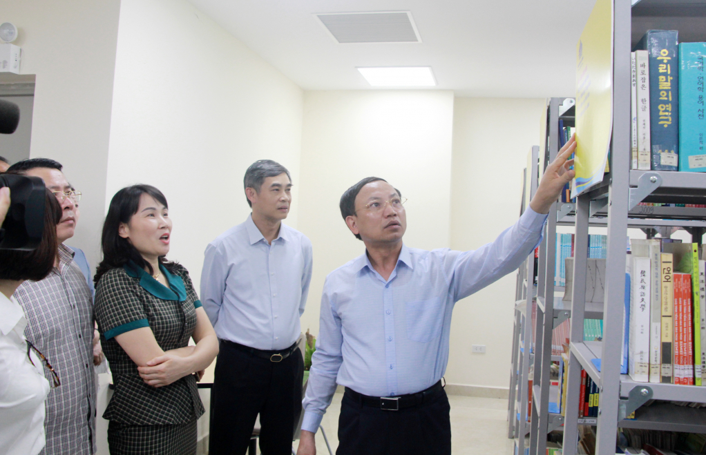 Đồng chí Bí thư Tỉnh ủy kiểm tra đầu sách tại thư viện nhà trường.