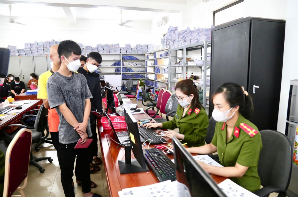Công an TX Đông Triều tích cực làm sạch dữ liệu về dân cư.
