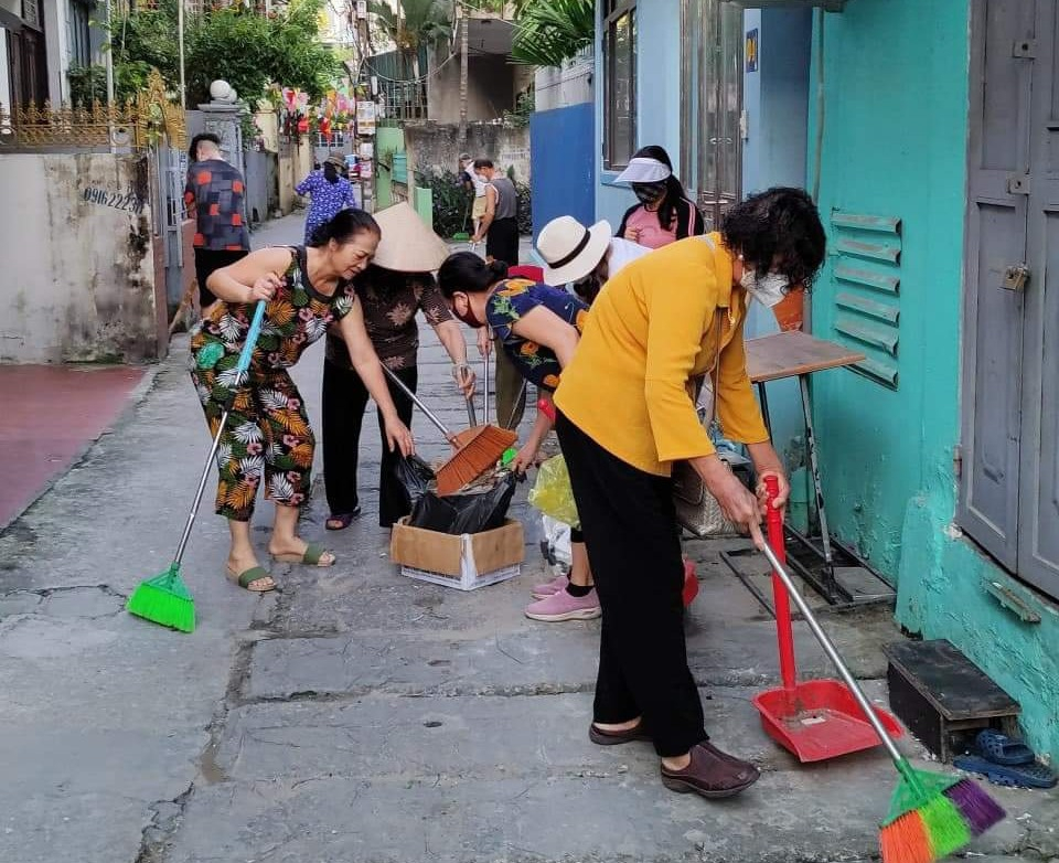 Hội viên phụ nữ TP Hạ Long tích cực các hoạt động dọn dẹp vệ sinh môi trường ở khu dân cư.