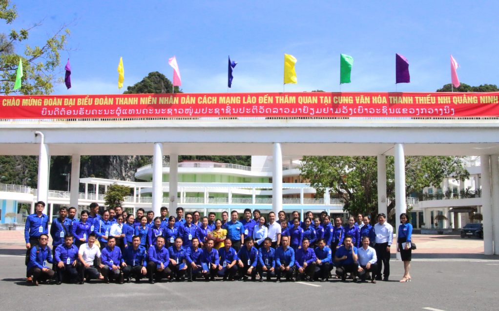 Đoàn đại biểu Đoàn TNNDCM Lào và Tỉnh Đoàn chụp ảnh kỷ niệm tại Cung Văn hóa thanh thiếu nhi tỉnh.