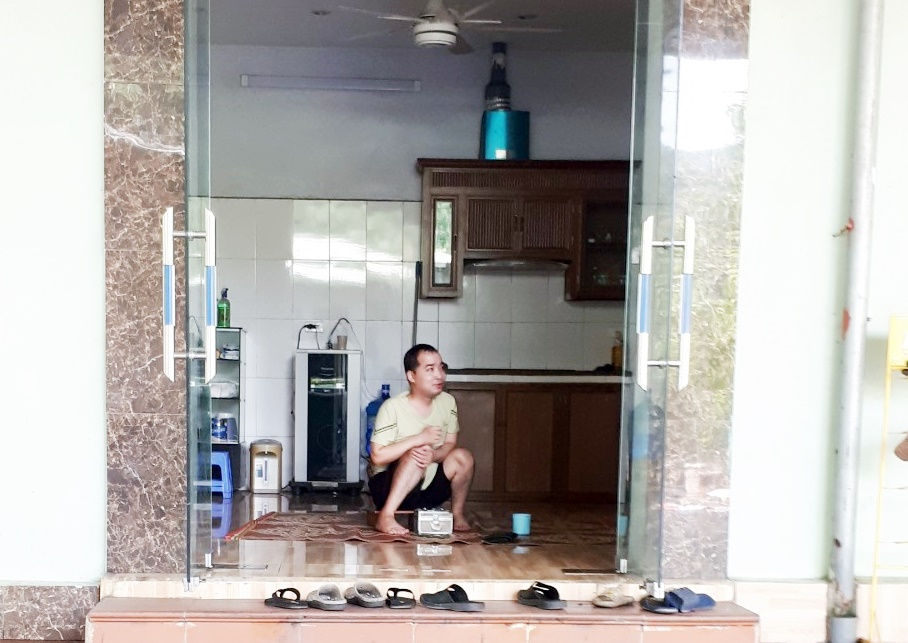 Anh Phạm Đức Chính, người con thứ 3 của ông Phạm Đức Chập, bị liệt chân không thể đi được.