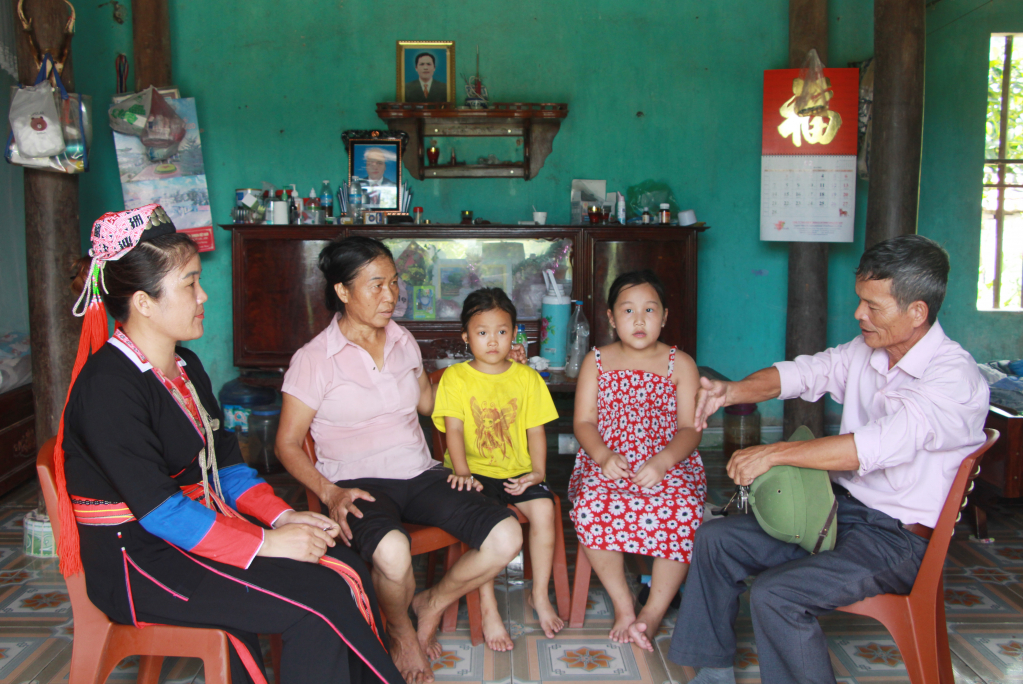 Ông Nguyễn Tiến Đông, bí thư chi bộ, Trưởng thôn 1, xã Bằng Cả, TP Hạ Long cùng với đảng viên trong chi bộ tuyên truyền, vận động người dân hiến đất làm đường.