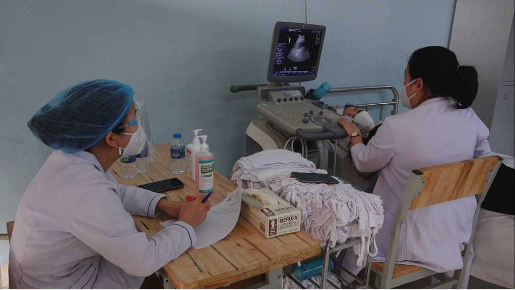 Lao động nữ làm việc tại Công ty Ngọc Trai Taihejyo Shinju Việt Nam (huyện Vân Đồn) được thăm khám sức khỏe.