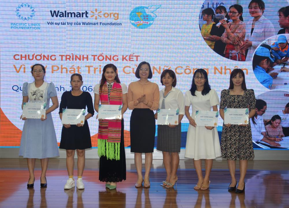 Hội LHPN tỉnh trao giấy chứng nhận cho các nữ công nhân tiêu biểu thực hiện dự án