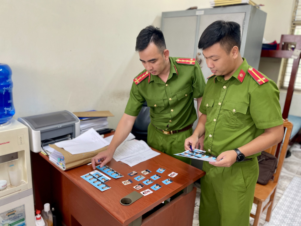 Cán bộ Đội Cảnh sát hình sự, Công an TP Cẩm Phả rà soát bản ảnh của các đối tượng.