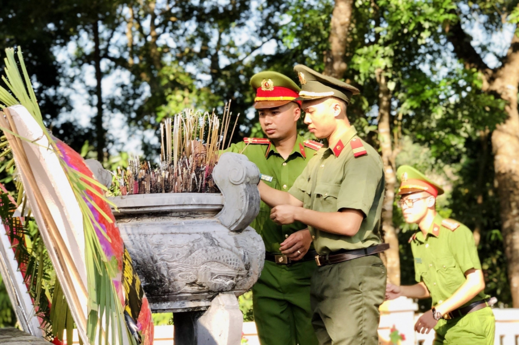 Đoàn viên thanh niên Công an huyện Tiên Yên thắp nến tri ân nhân 75 năm Ngày thương binh liệt sỹ.