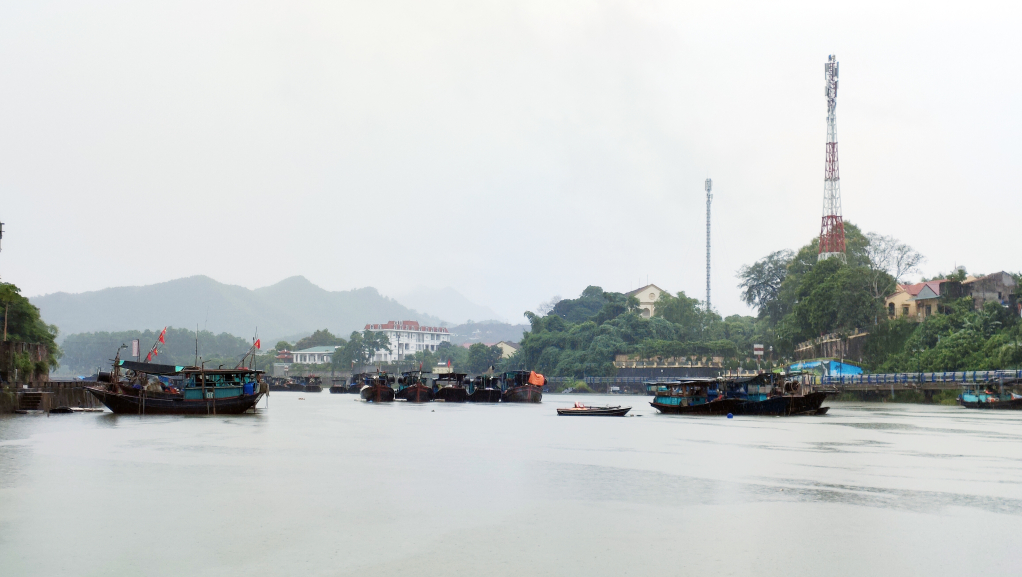 Tàu thuyền tránh trú bão tại khu vực cầu tràn Tiên Yên.