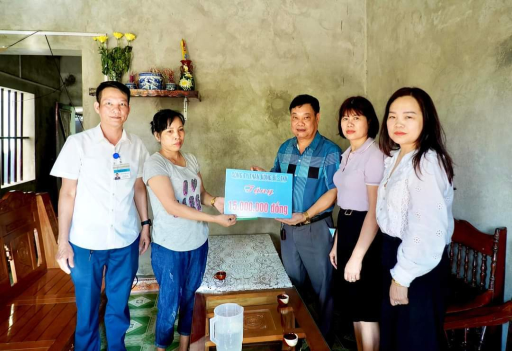 Đại diện lãnh đạo Công ty than Uông Bí hỗ trợ hộ cận nghèo phường Yên Thanh, TP Uông Bí.