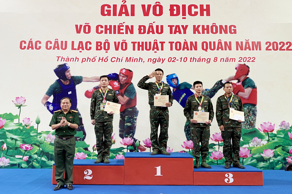 Trung úy Nguyễn Quốc Huy, Trung đội trưởng Trung đội trinh sát bộ đội, Đại đội Trinh sát, Phòng Tham mưu Bộ CHQS tỉnh Quảng Ninh đoạt huy chương đồng hạng cân 72-76kg. (Thứ 2 bên phải ảnh)