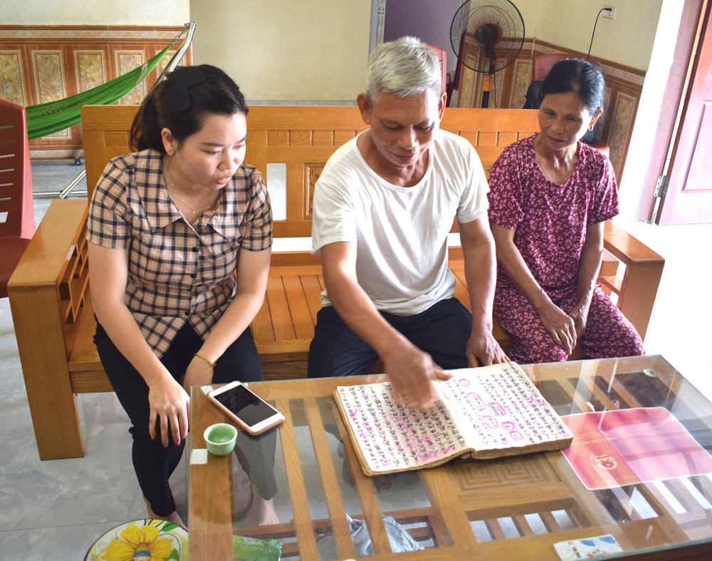 Trong thôn Khe Sú II còn có ông Bàn Văn Hương, là người biết nhiều chữ nho và cũng sẵn sàng truyền dạy cho những ai muốn đến học