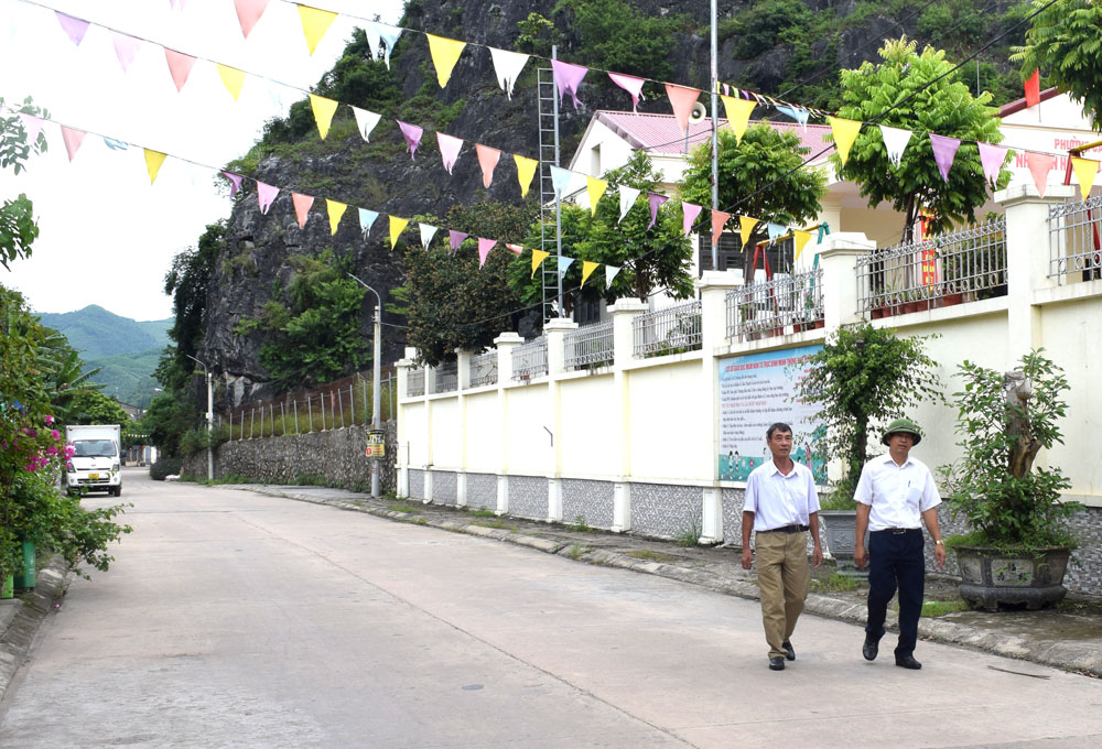 Ông Nguyễn Quang Thưởng tự hào đi trên con đường mà ông đã nhiều công sát cánh cùng người dân để hoàn thành