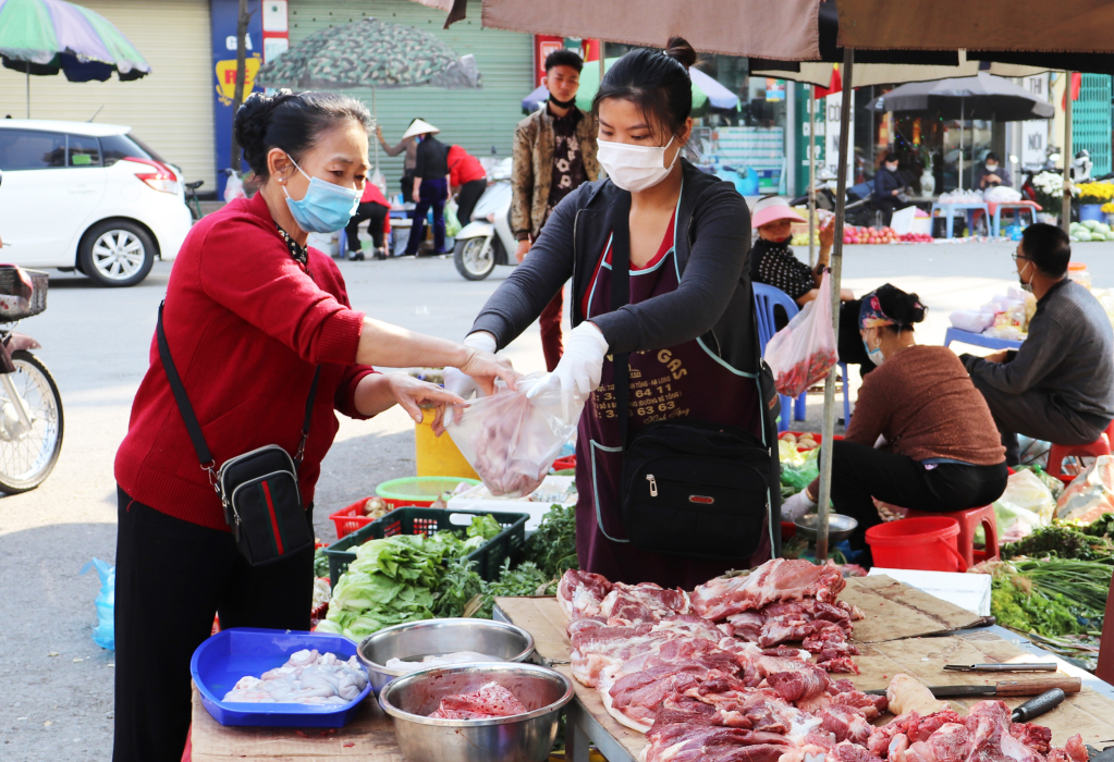Giá các mặt hàng tiêu dùng thiết yếu, lương thực, thực phẩm mới chỉ giảm nhẹ.