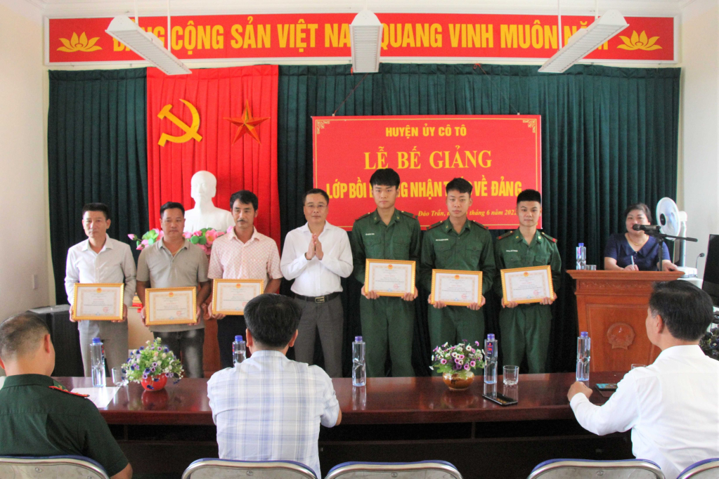 Lớp bồi dưỡng nhận thức về Đảng cho 13 quần chúng được tổ chức tại thôn đảo Trần là lớp học đầu tiên nhằm phát triển đảng viên ngay từ cơ sở.