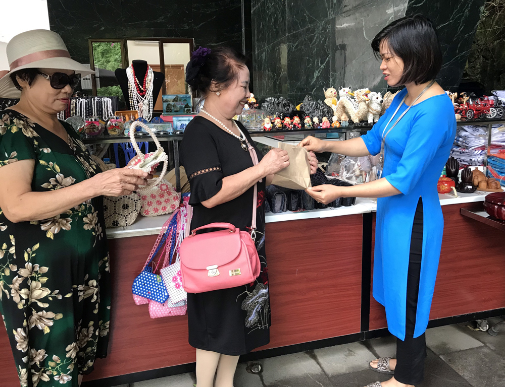 Các quầy bán hàng dịch vụ trên Vịnh Hạ Long đã thực hiện thay thế túi nilon đựng sản phẩm bằng túi giấy thân thiện với môi trường.