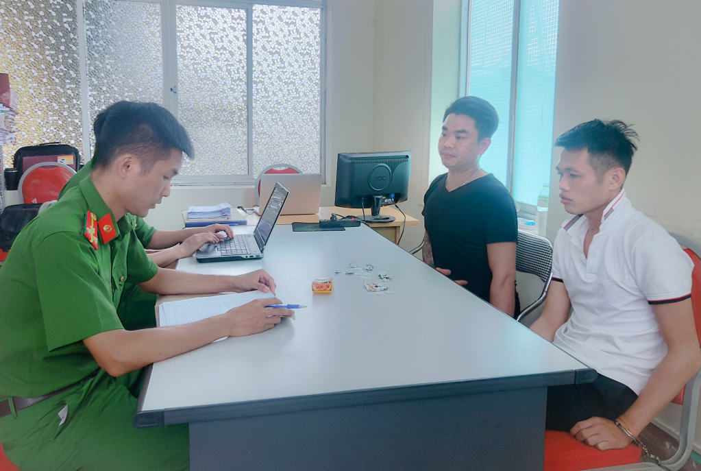 Cơ quan CSĐT bắt giữ đối tượng Hùng, Bốn và tang vật.