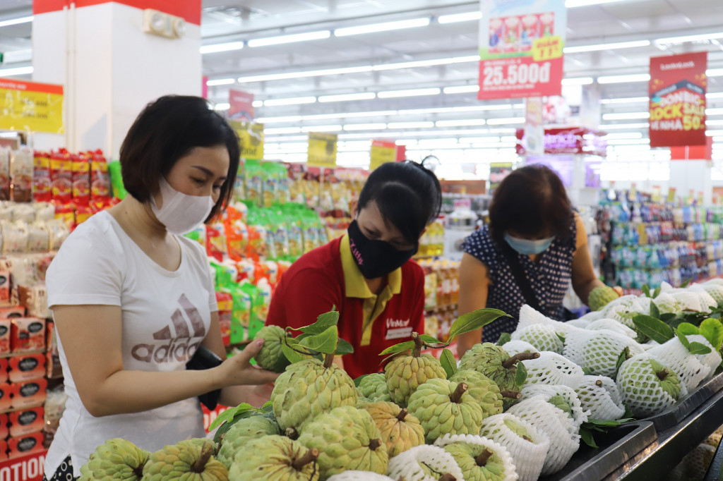 Người dân chọn mua na Đông Triều tại quầy hàng của Siêu thị Vinmart Hạ Long.