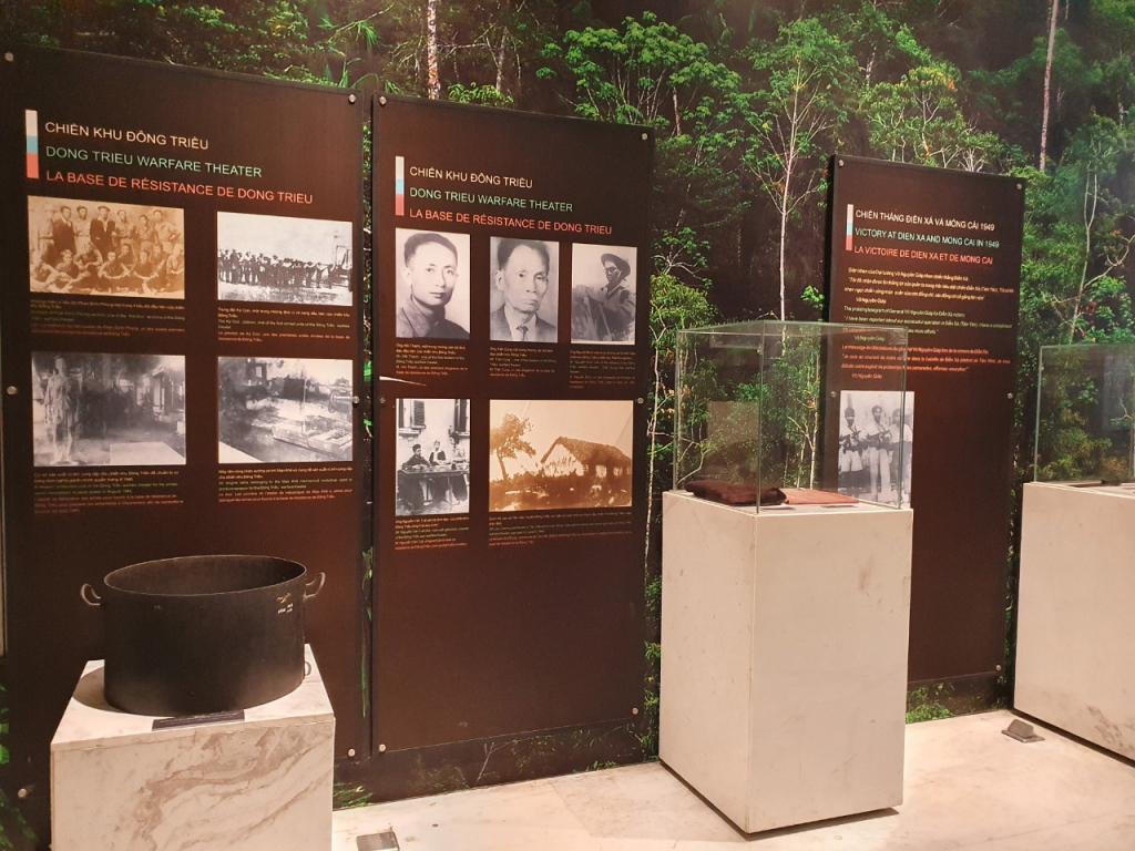 Một góc gian trưng bày về Cách mạng Tháng Tám 1945 ở Bảo tàng tỉnh Quảng Ninh.