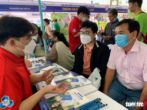 Bộ Giáo dục và đào tạo lại lùi lịch nộp lệ phí đăng ký xét tuyển đại học - Ảnh 1. Bộ Giáo dục và đào tạo lại lùi lịch nộp lệ phí đăng ký xét tuyển đại học - Ảnh 1.