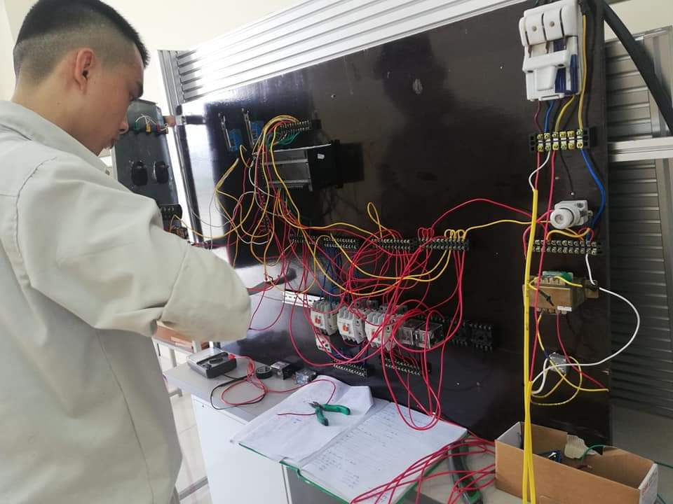 Một buổi thi của sinh viên hệ cao đẳng điện của Trường Cao đẳngViệt - Hàn Quảng Ninh