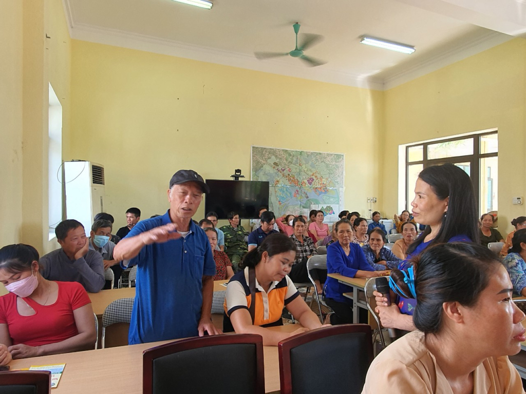 Các trưởng thôn, bàn, người có uy tín vùng đồng báo DTTS ở xã Đông Hải, huyện Tiên Yên trao đổi với cán bộ, lãnh đạo Ban Dân tộc tỉnh tại Hội nghị tập huấn thực hiện Đề án phòng chống tảo hôn và HNCHT tháng 7/2022.
