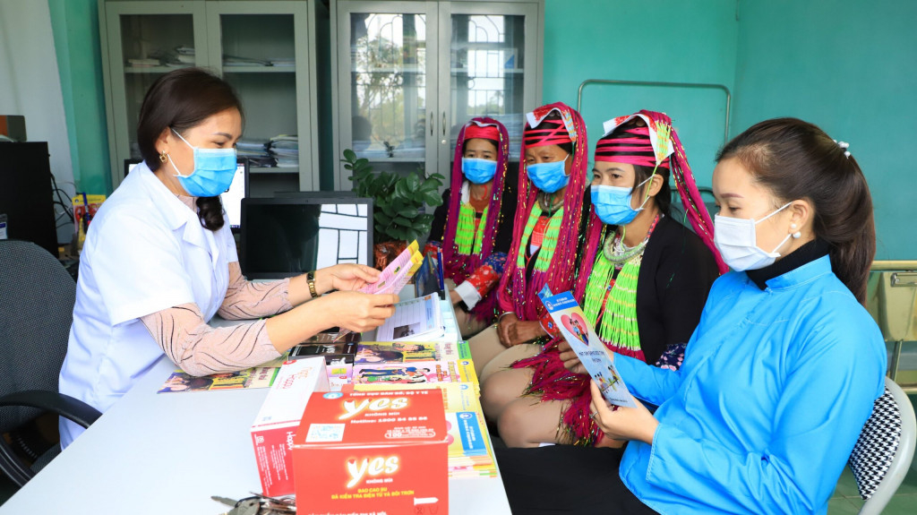 tư vấn SKSS cho người dân tộc thiểu số tại TP Móng Cái. Ảnh Thanh Nga (CTV)