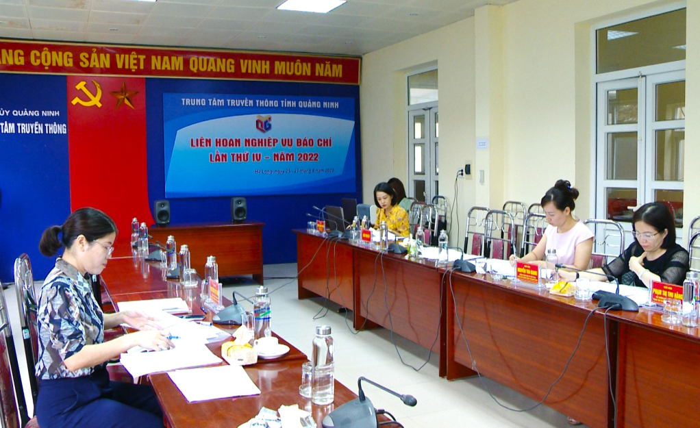 Ban Giám khảo đánh giá, chấm điểm các tác phẩm thuộc thể loại phát thanh.