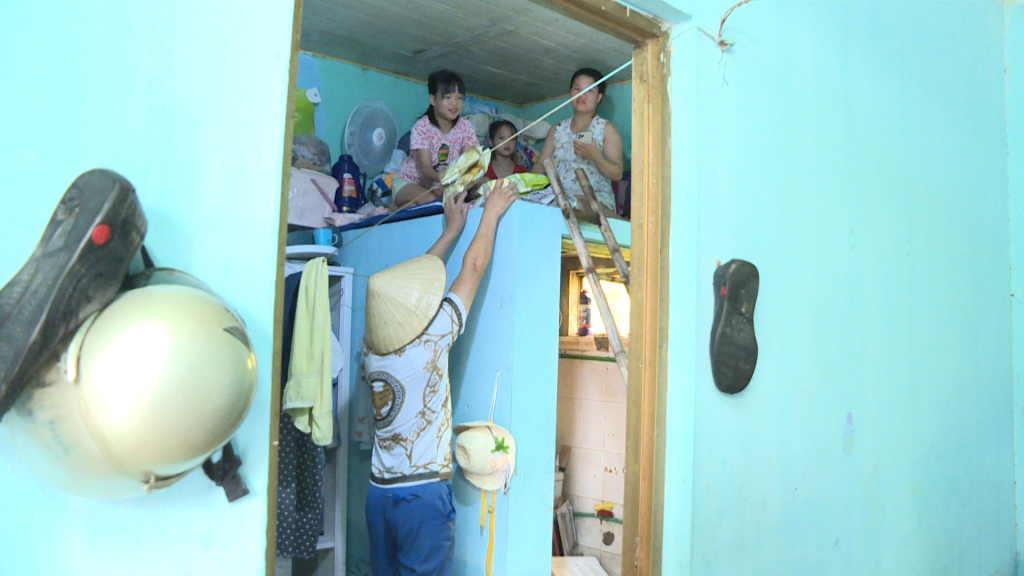 Gia đình chị Vũ Thị Sen, 1 mẹ và 3 con, trong đó có 1 bé sơ sinh đã trải qua 1 đêm khó quên trên nóc nhà tắm, bởi nước ngập quá sâu.
