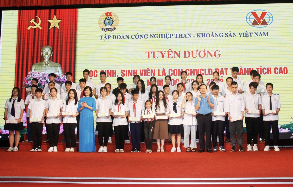 Tập đoàn TKV tuyên dương, khen thưởng con công nhân lao động học giỏi.