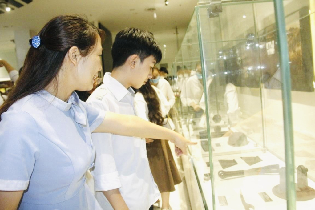 Tập đoàn TKV tổ chức cho các cháu đạt thành tích cao trong học tập tham quan Bảo tàng Quảng Ninh.