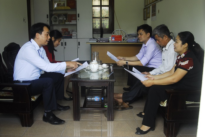 Cán bộ MTTQ phường Cẩm Bình (TP Cẩm Phả) và các tổ chức thành viên trao đổi tình hình công tác hòa giải trên địa bàn. Ảnh: Hoàng Giang
