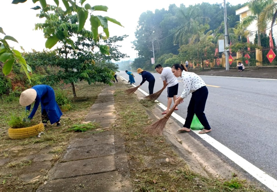 Người dân xã Tân Lập, huyện Đầm Hà dọn dẹp vệ sinh đường liên thôn trên địa bàn.