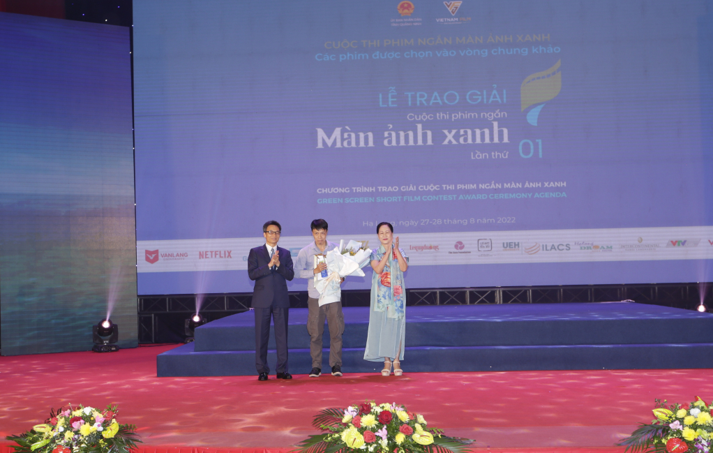 Phó thủ tướng Vũ Đức Đam và NSND Như Quỳnh lên công bố và trao giải Nhất  Cuộc thi phim ngắn 
