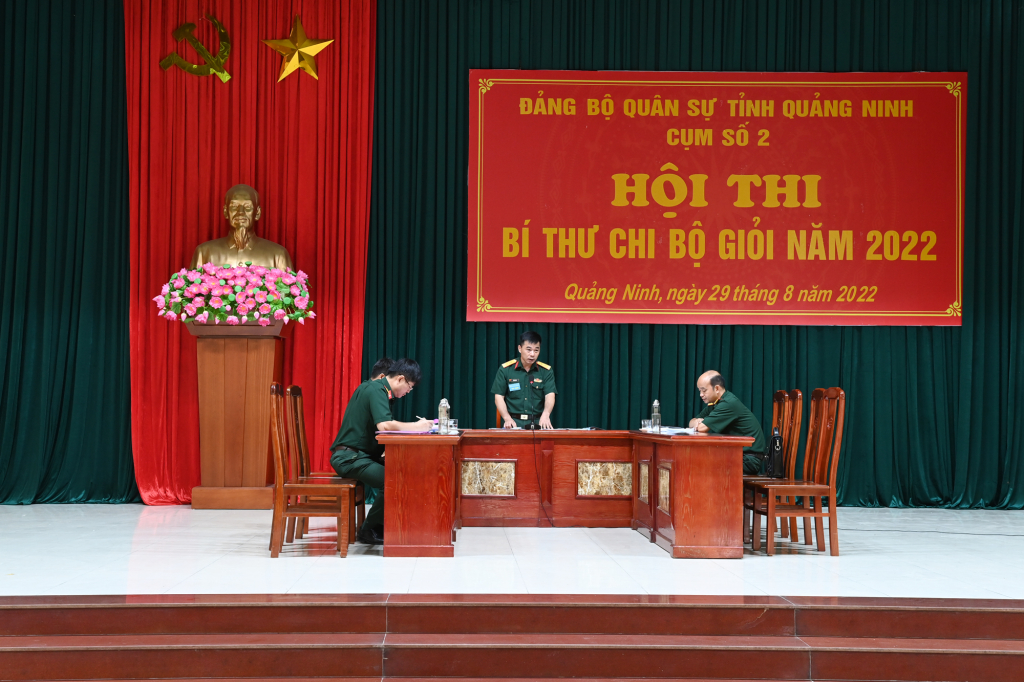 Ngay sau khai mạc các thí sinh tham gia thi thực hành điều hành hội nghị chi bộ ra nghị quyết lãnh đạo thực hiện nhiệm vụ tháng 9/2022.