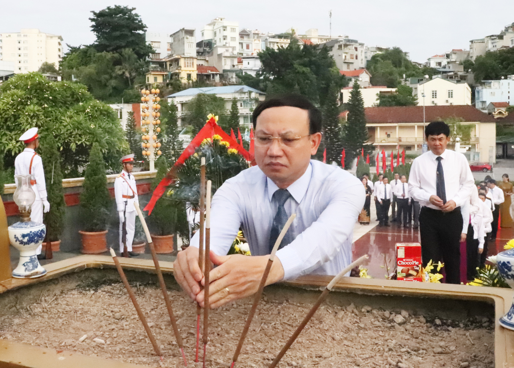 Đồng chí Nguyễn Xuân Ký, Ủy viên Trung ương Đảng, Bí thư Tỉnh ủy, Chủ tịch HĐND tỉnh, dẫn đầu đoàn dâng hương tưởng niệm các Anh hùng liệt sĩ.