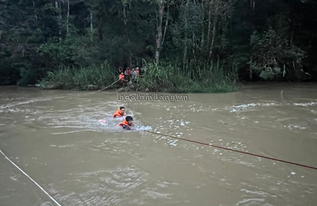Lâm Đồng: Giải cứu 10 thiếu niên mắc kẹt giữa rừng trong mưa lũ hình ảnh 1 Lam Dong: Giai cuu 10 thieu nien mac ket giua rung trong mua lu hinh anh 1