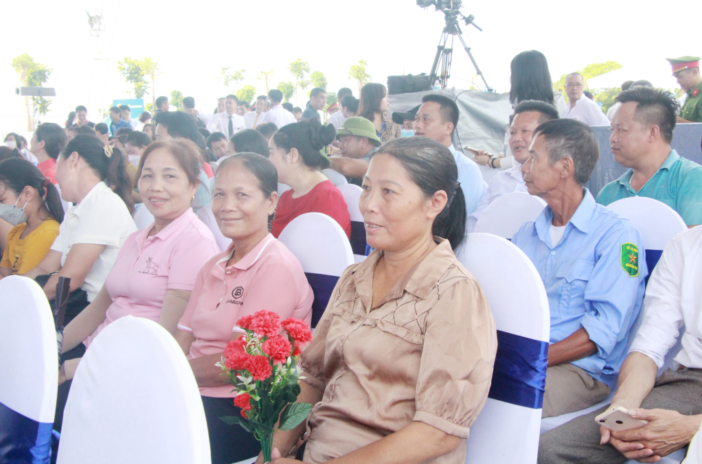 Bà Nguyễn Thị Hồi, Bí thư chi bộ, Trưởng thôn Đông Nam (xã Đông Ngũ, huyện Tiên Yên), phấn khởi được tham dự lễ khánh thành.