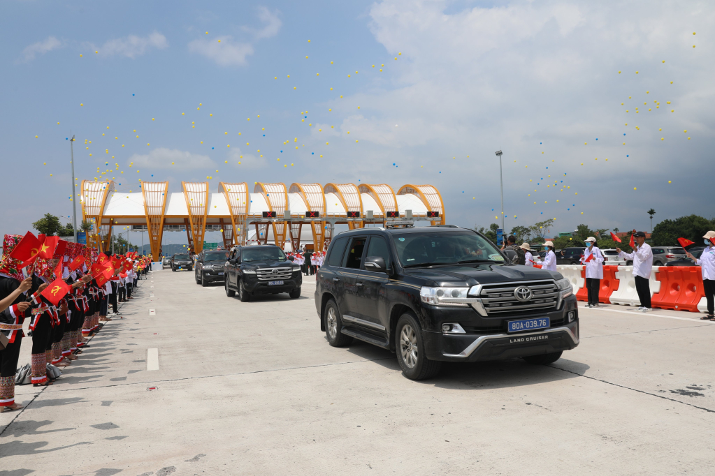 Bắt đầu từ 15h ngày 1/9, các phương tiện giao thông đã có thể di chuyển trên tuyến cao tốc Vân Đồn – Móng Cái và ngược lại.